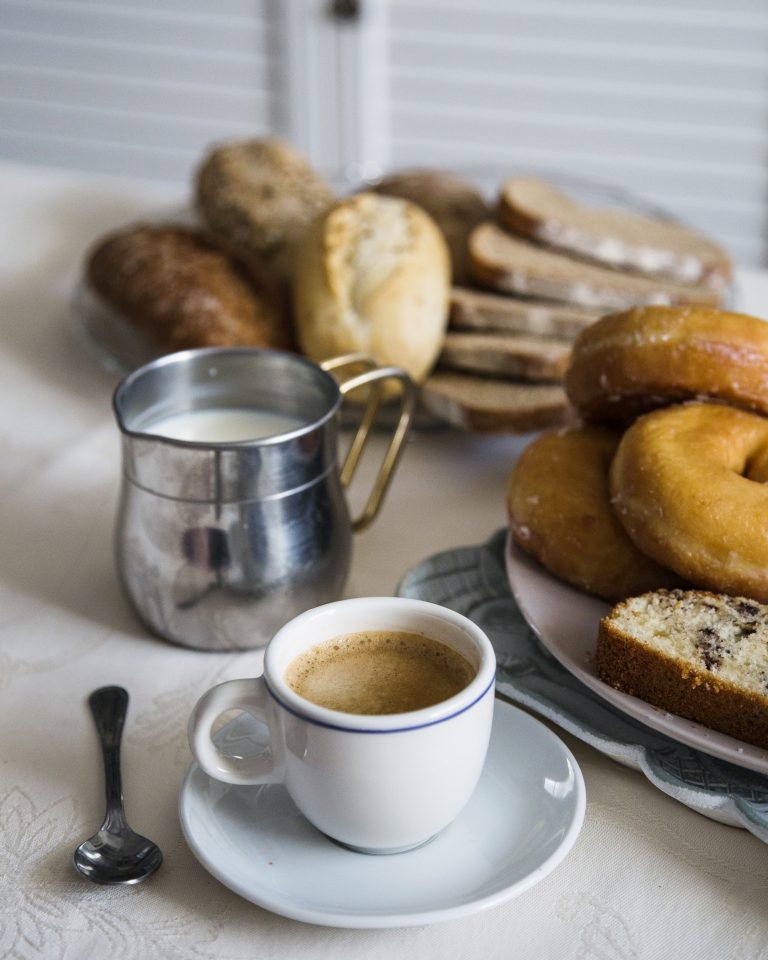 comida-al-horno-con-te-y-leche-en-la-mesa